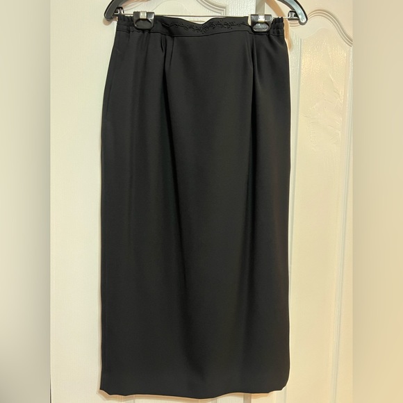 Executive Collection : Woman 2 PC : Blazer & Skirt . Size :8P Black color - Picture 8 of 11